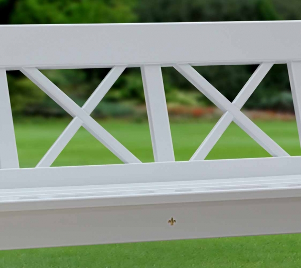 Rückenlehne mit massiven Kreuzen - Holzbank im klassischem Design einer englischen Parkbank